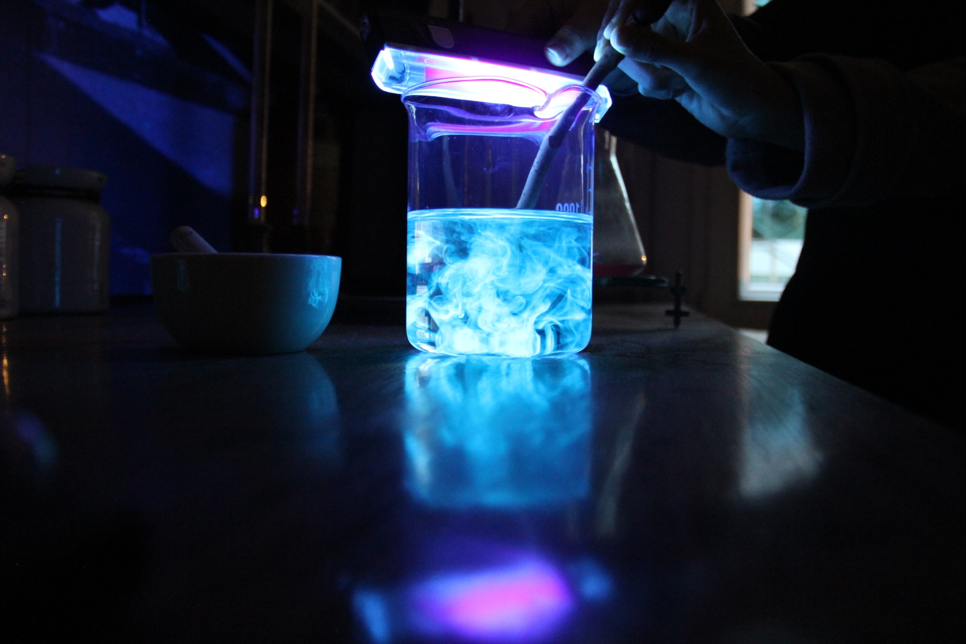 fluoreszierende Flüssigkeit im Labor der Dauerausstellung Carl Bosch Museum